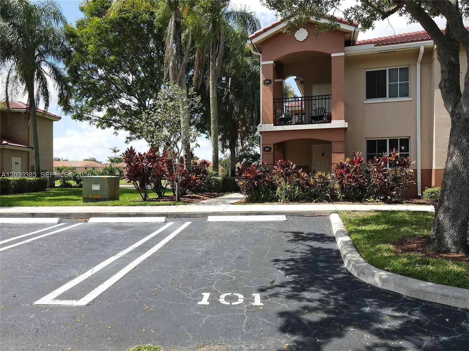 Cove At Briar Bay Condo — Photo 3