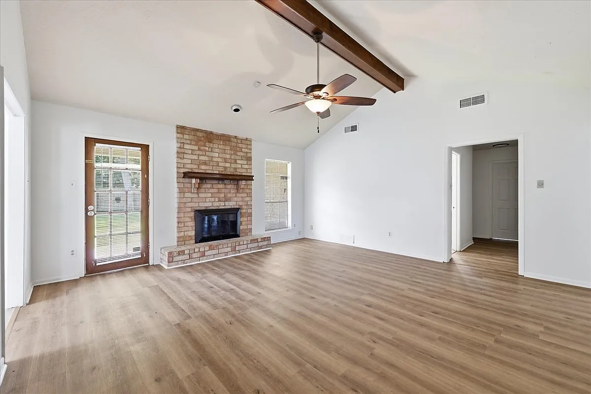 4 bed, 2.5 bath, 2034 sqft, $2,500 — Photo 2