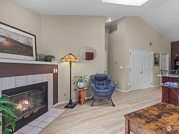 4th image of 19523 Aurora Avenue N #14