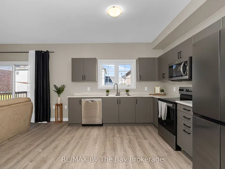 214 Cubitt St — Photo 8