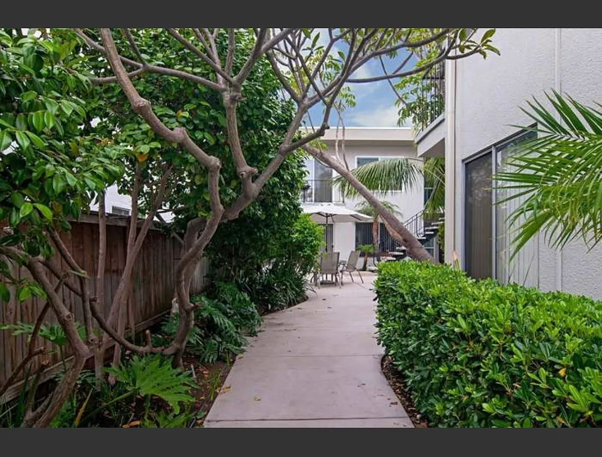 1254 Robinson Ave — Photo 1