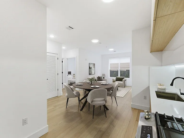 649 38th St #203 — Photo 7