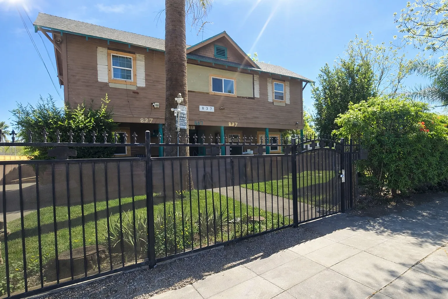 12 bed, 3435 sqft, $800 — Photo 1