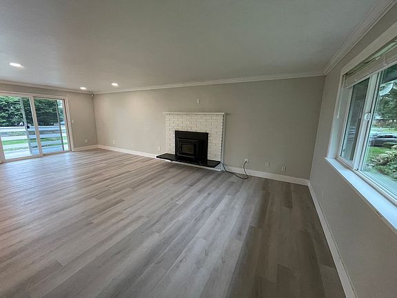 5th image of 1919 Island View Rd