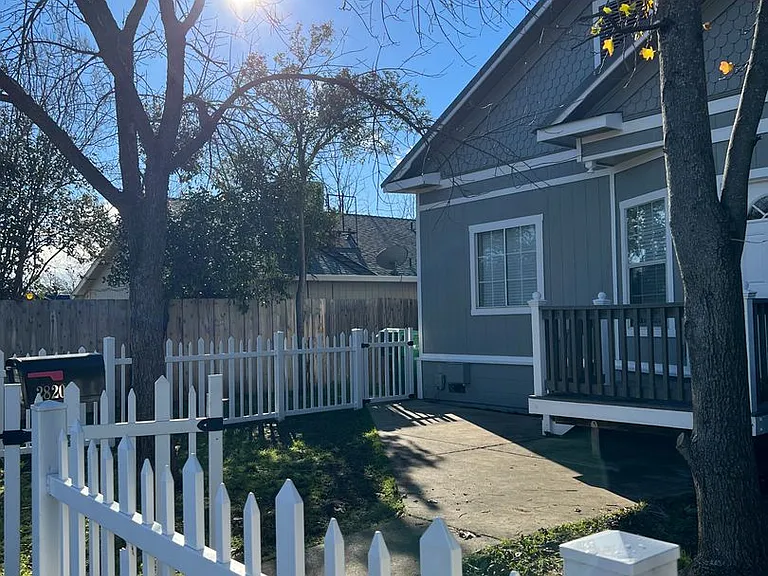 2820 East St — Photo 3