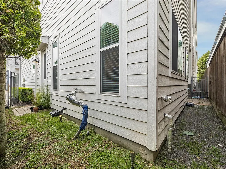508 W Donovan St #A — Photo 14