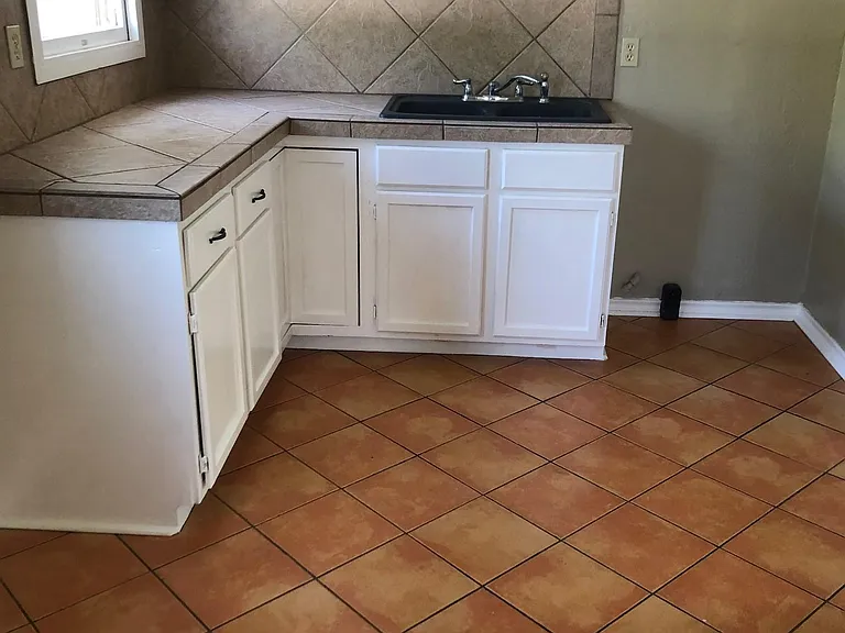 4421 Kirkwood Dr — Photo 7