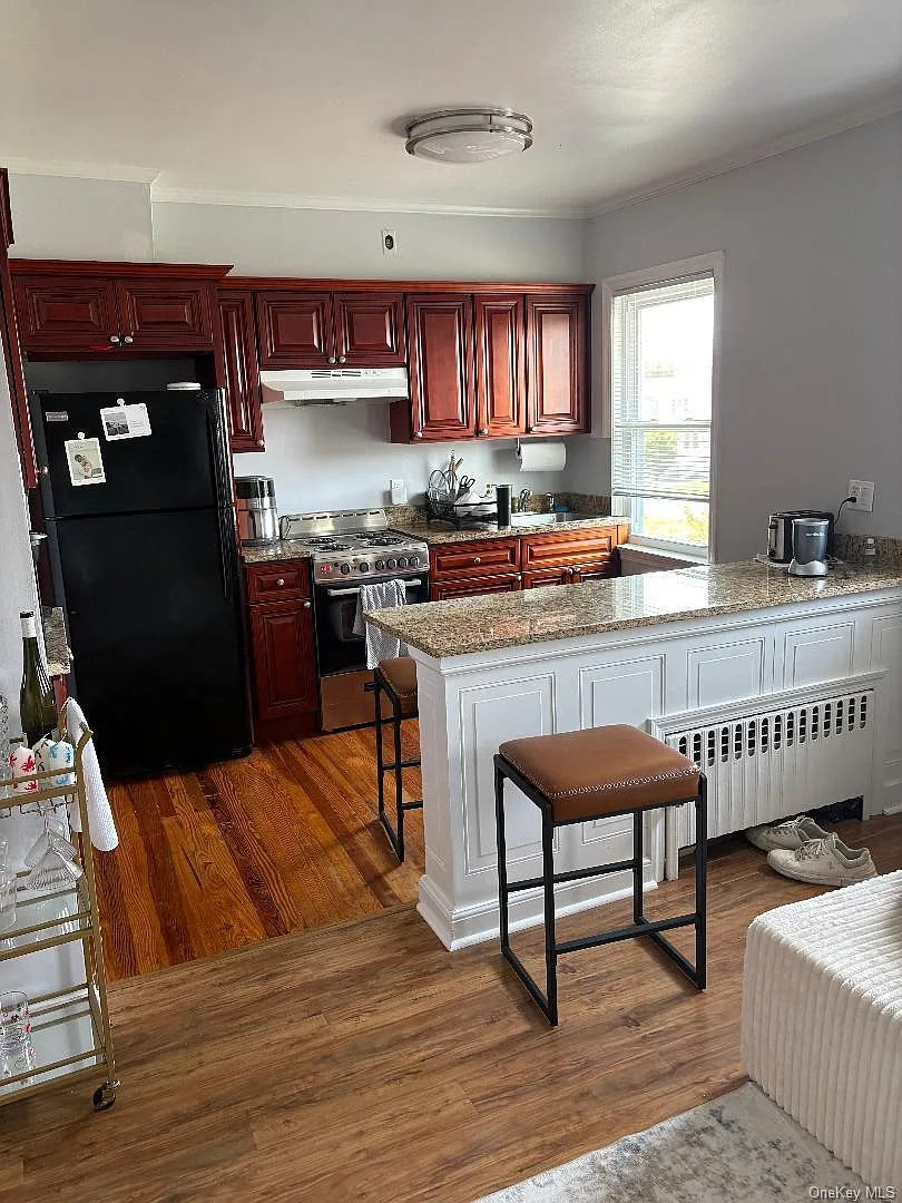 2 bed, 1.0 bath, 1576 sqft, $3,350 — Photo 2