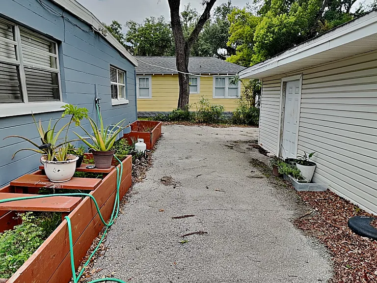313 S Lawsona Blvd — Photo 22