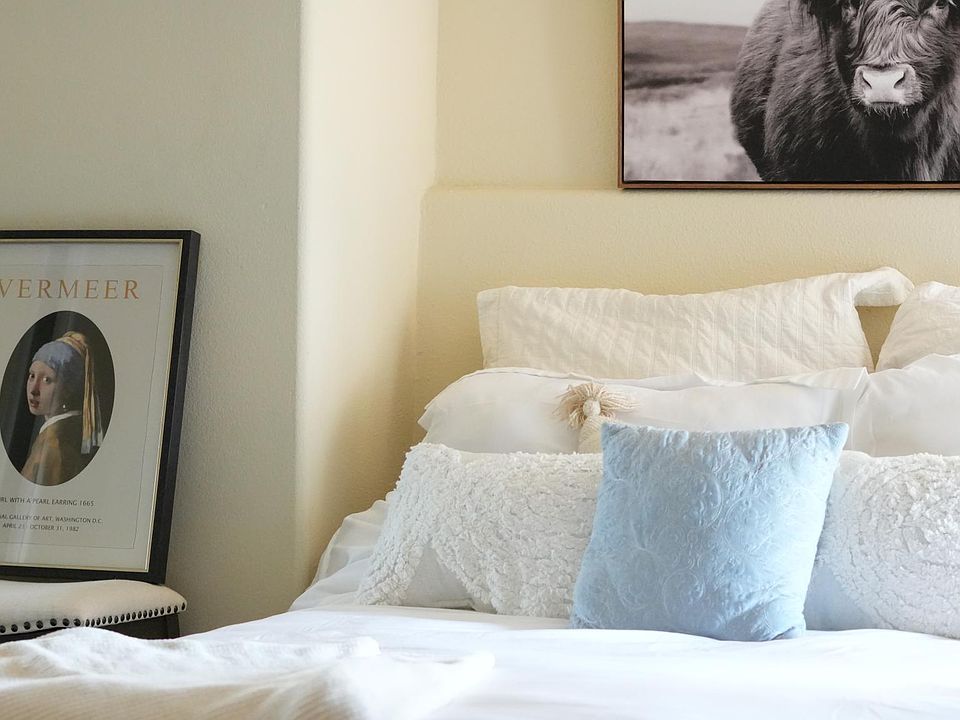 The bedroom with the view has a window that allows natural light to come in and illuminate the room with soft light. The mattress is an 8" memory foam so we guarantee that you will have a restful sleep.