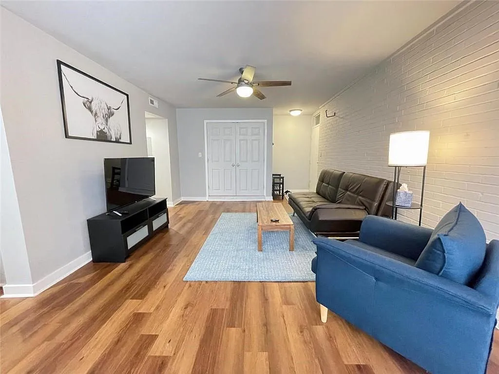 2 bed, 1.0 bath, 942 sqft, $2,195 — Photo 2