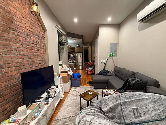 2nd image of 269 Kosciuszko St APT 1R