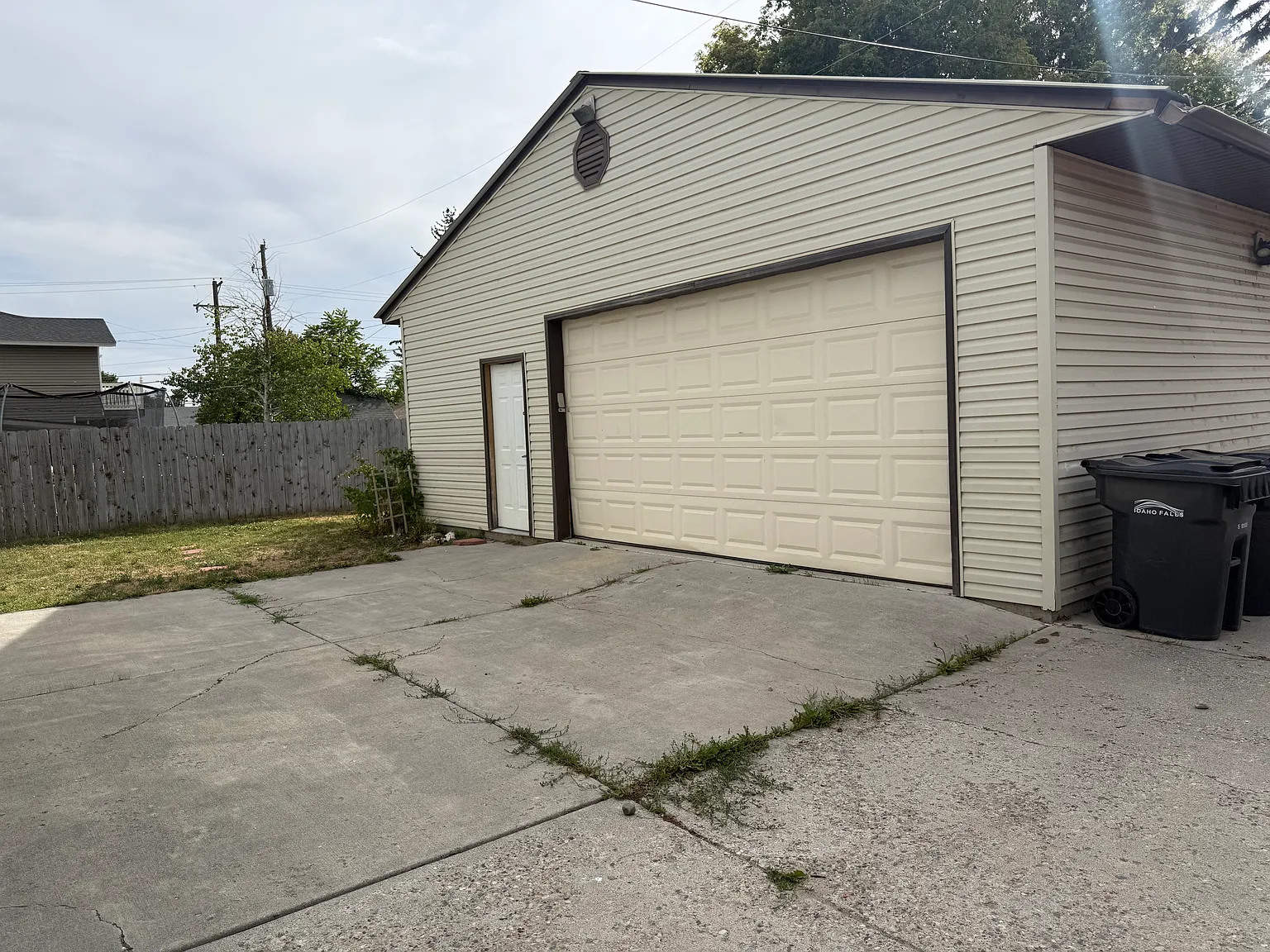 1140 Merritt Dr — Photo 2