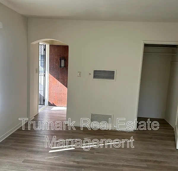 1451 E Broadway #B — Photo 3