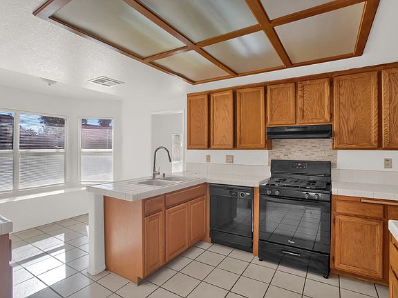 3rd image of 2561 Jeffery Cir