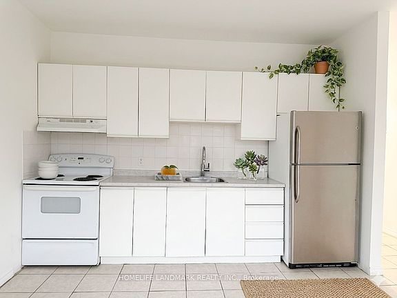 3rd image of 968 Bathurst St #4