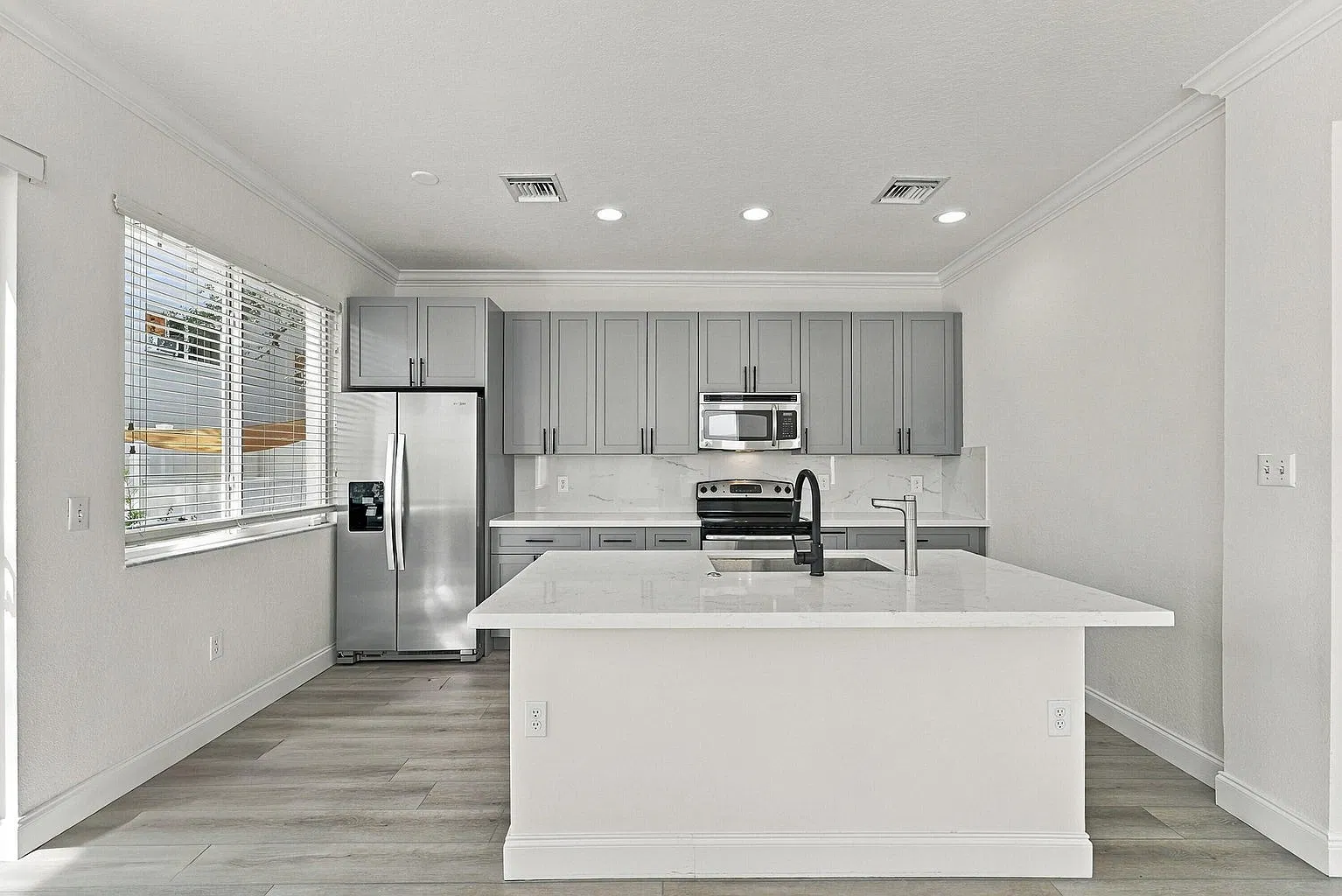 3 bed, 2109 sqft, $3,900 — Photo 1