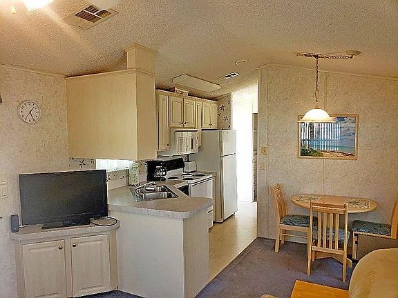 4th image of 834 Peacock Ln