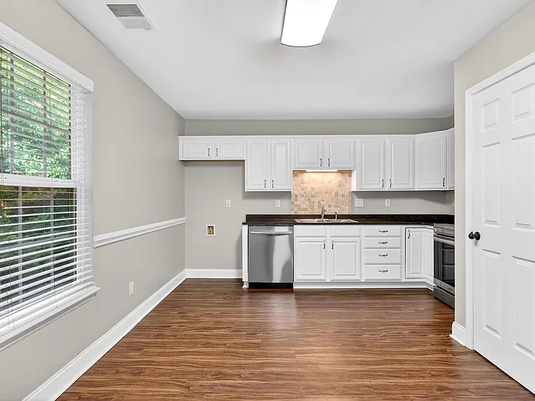 1109 Maple Tree Ln — Photo 9
