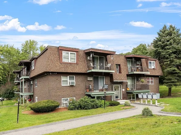 700 Robbins Ave APT 24, Dracut, MA 01826