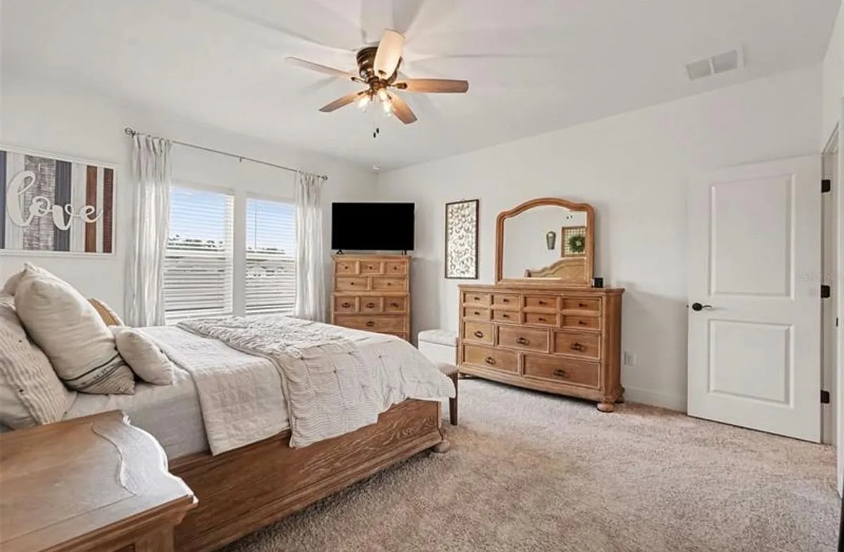 5 bed, 5.0 bath, 3575 sqft, $5,100 — Photo 3