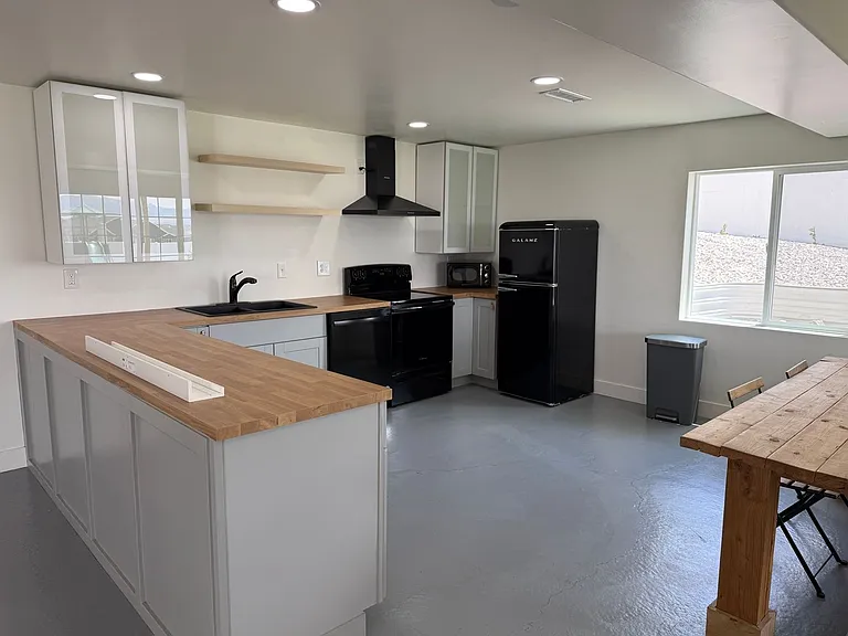8285 N Lakeshore Drive — Photo 3