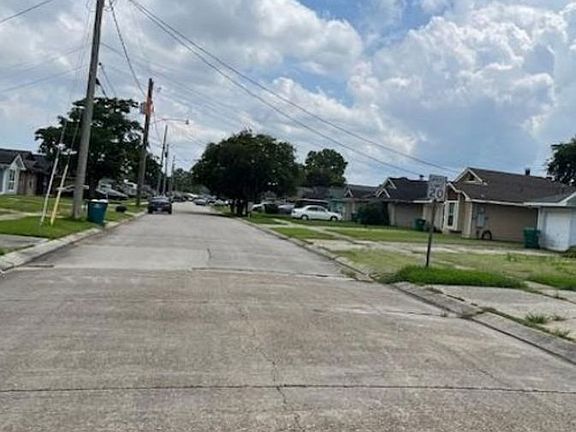 Exterior Neighborhood (street photo)