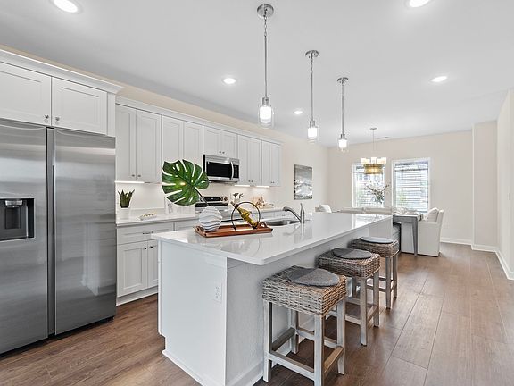 BEAUTIFUL KITCHEN W. LARGE ISLAND AND SOFT CLOSE CABINETS