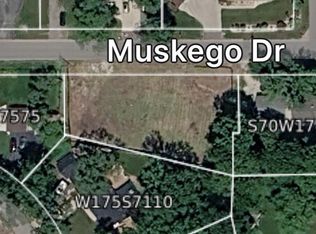 S70W17516 Muskego Dr, Muskego, WI 53150