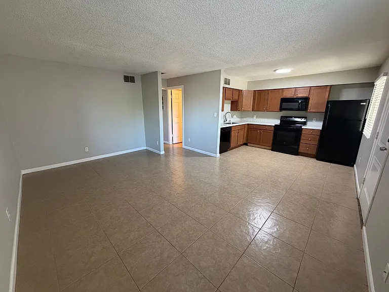 Twin Palms Apartments — Photo 2