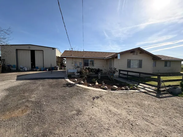 875 W Laguna Ave, Riverdale, CA 93656