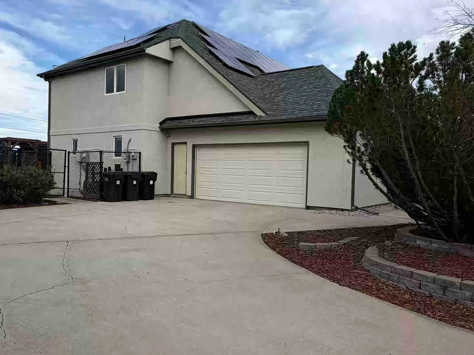 5 bed, 5211 sqft, $5,350 — Photo 2