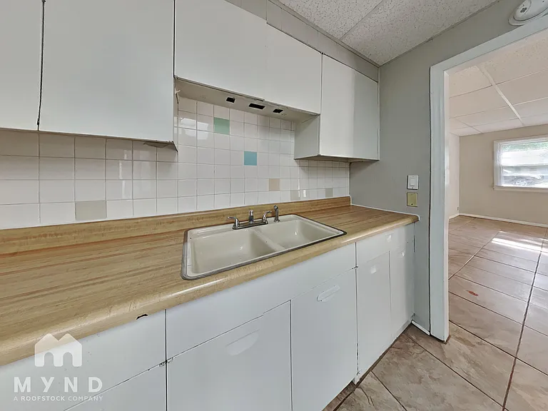 1256 S Willow Ln — Photo 5