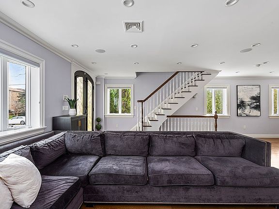 5th image of 154-96 Riverside Dr