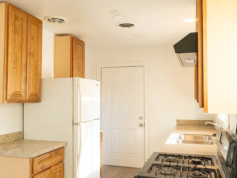 867 Edythe St — Photo 6