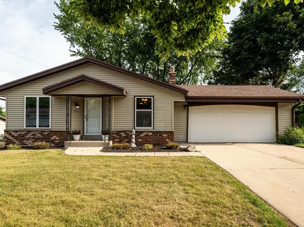 1704 Mohawk LANE, Waukesha, WI 53186