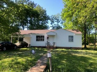 302 Meadowbrook Cir, West Point, MS 39773