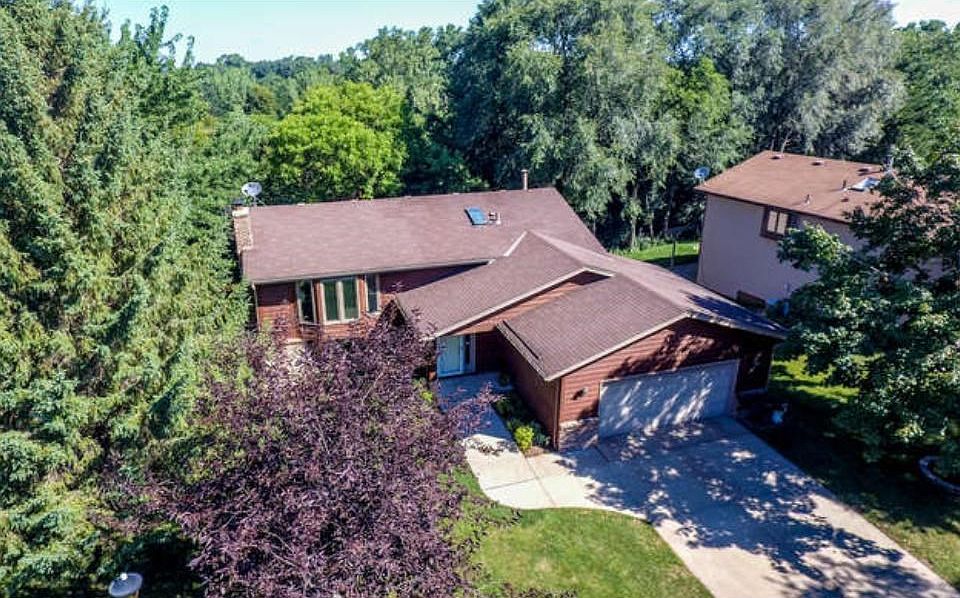Credit River home with an exceptionally private wooded backyard. Wildlife abound in this well maintained and upgraded property.