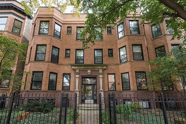 1st image of 833 W Wellington Ave #3E