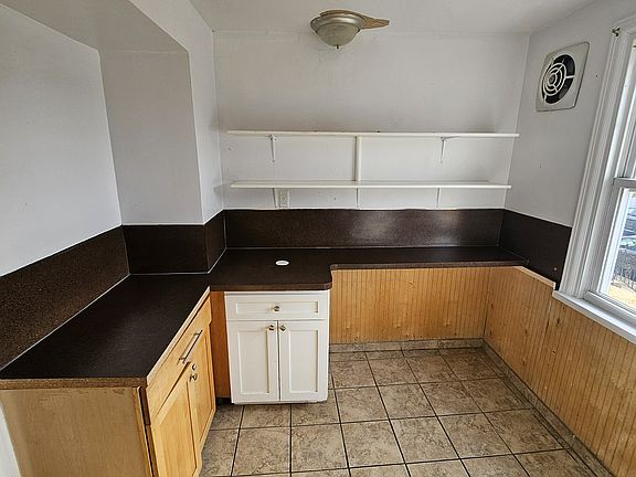5th image of 1833 Oakmont St