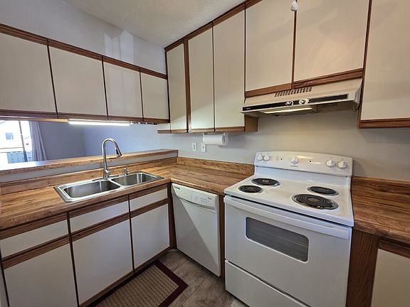 2nd image of 4618 Fen Ct