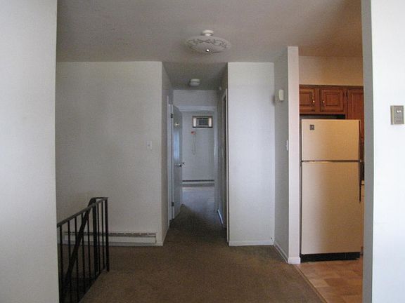 Hallway towards bedrooms/bath