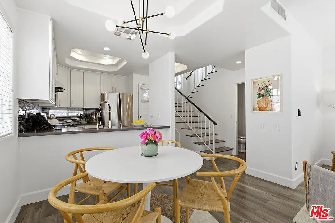 2 bed, 2.5 bath, 923 sqft, $3,500 — Photo 4