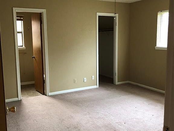 4th image of 632 Dogwood St