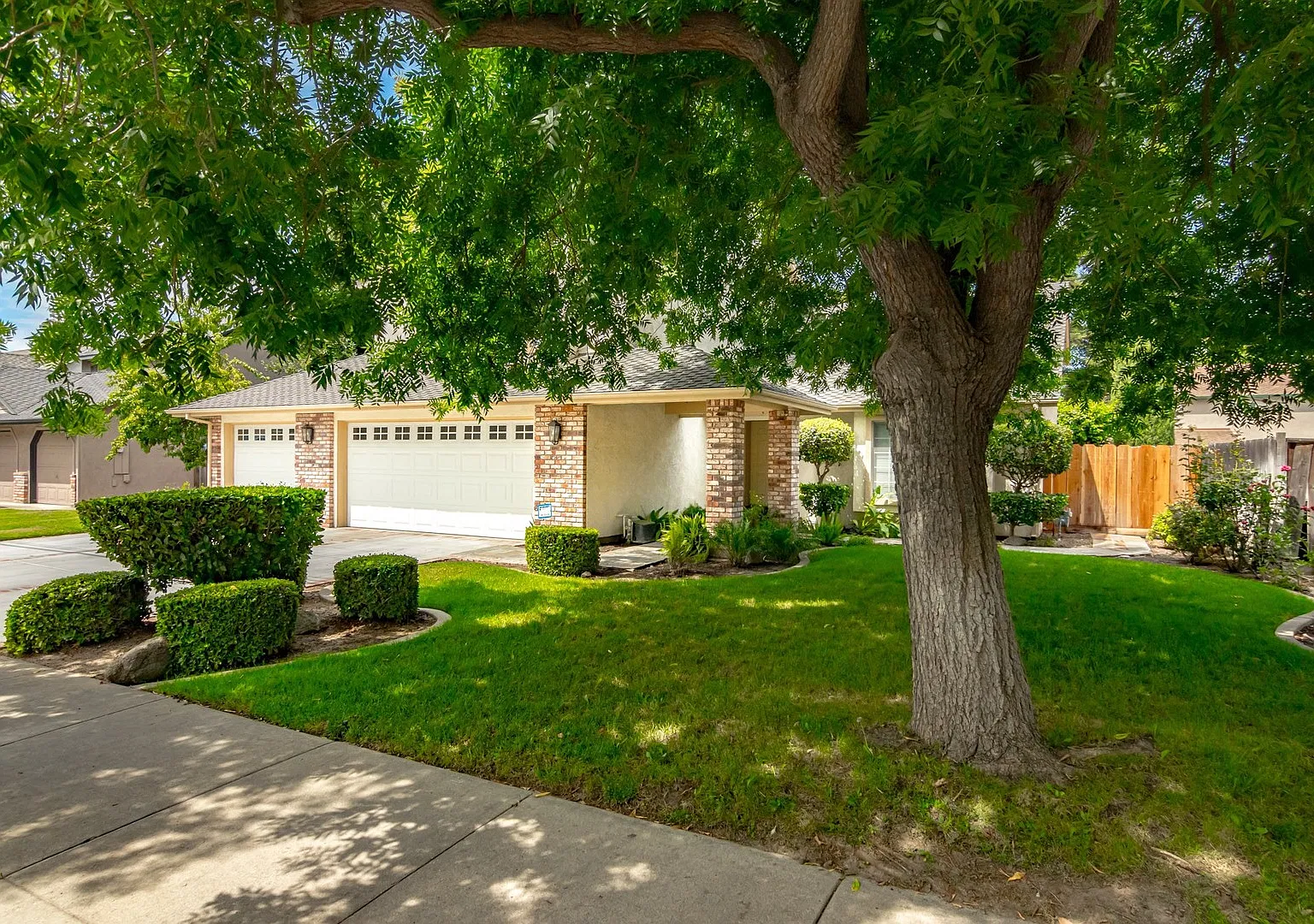 Updated custom home in desirable Lakewood Elementary School District! — Photo 3