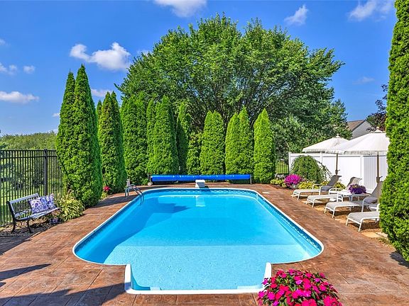 3rd image of 702 Williamsburg Ct