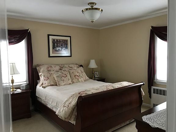 4th image of 81 Elmwood St