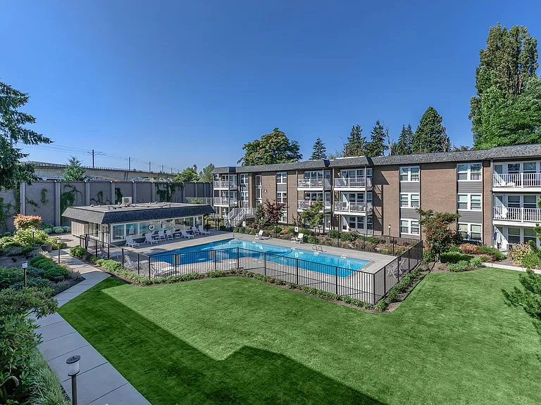 Corinthian Apartments — Photo 17