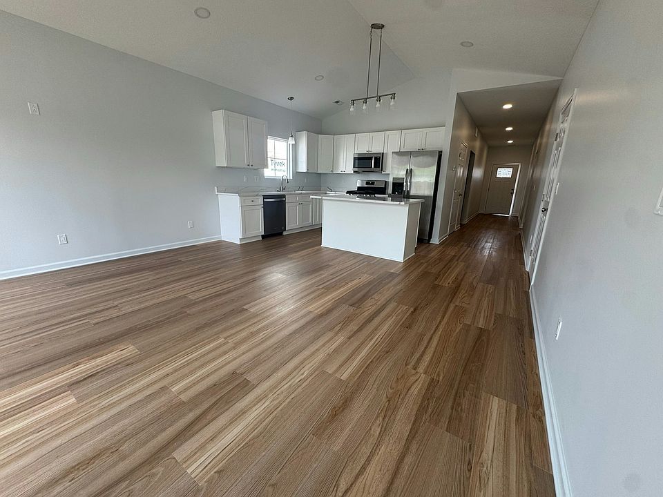 2nd image of 848 Idlewilde Ave