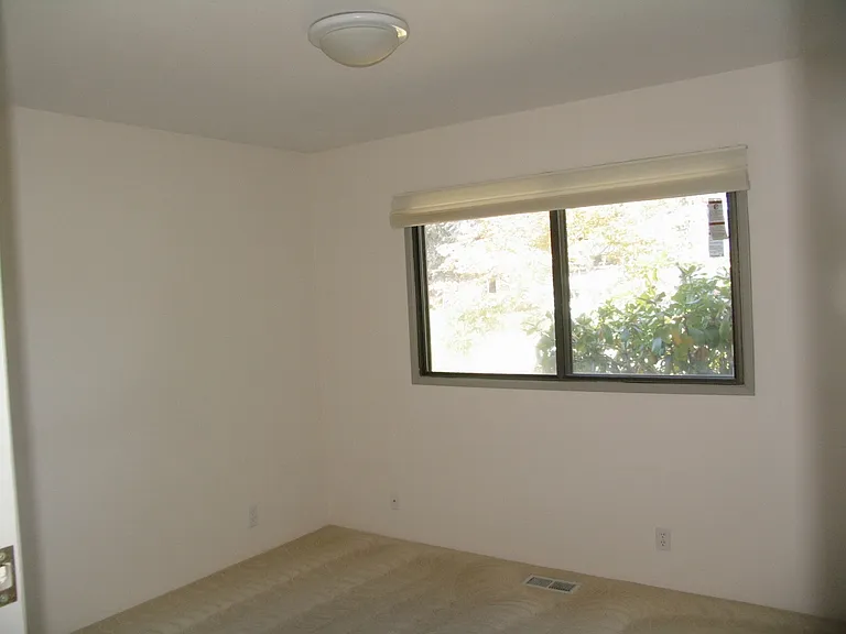 1154 NE Birchaire Ln — Photo 4